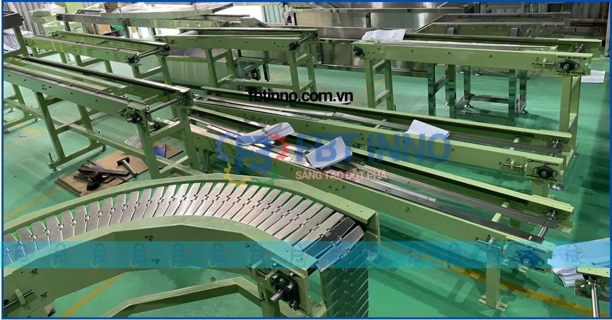 Dây chuyền băng tải xích nhựa cong